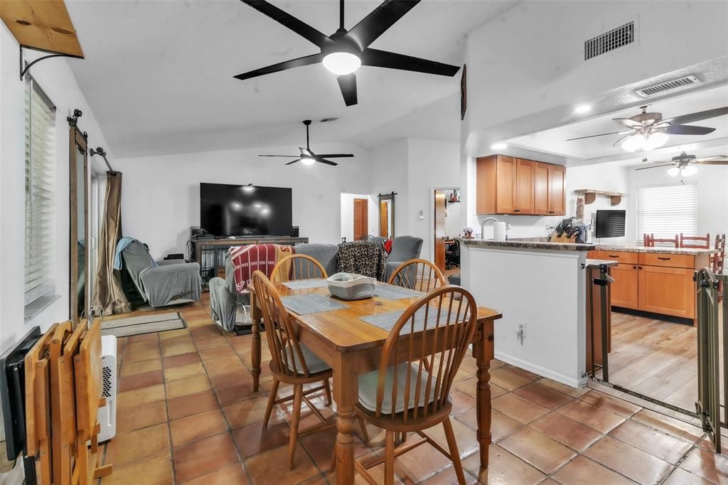 En Venta: $429,900 (4 camas, 2 baños, 1638 Pies cuadrados)