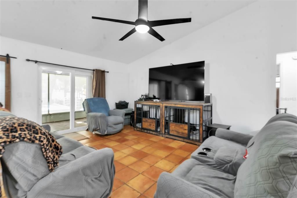 En Venta: $429,900 (4 camas, 2 baños, 1638 Pies cuadrados)