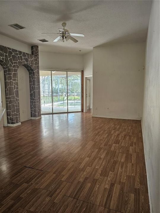 En Venta: $255,150 (4 camas, 3 baños, 1956 Pies cuadrados)