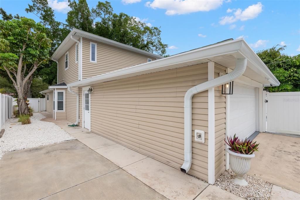 For Sale: $885,000 (3 beds, 2 baths, 2302 Square Feet)