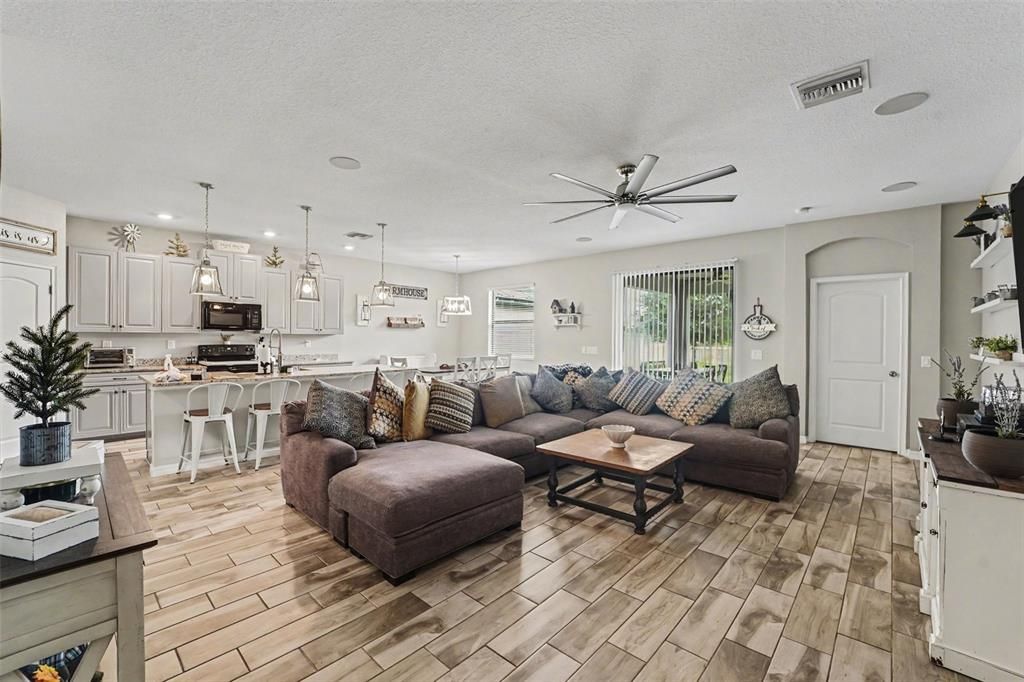 For Sale: $465,000 (4 beds, 3 baths, 2943 Square Feet)