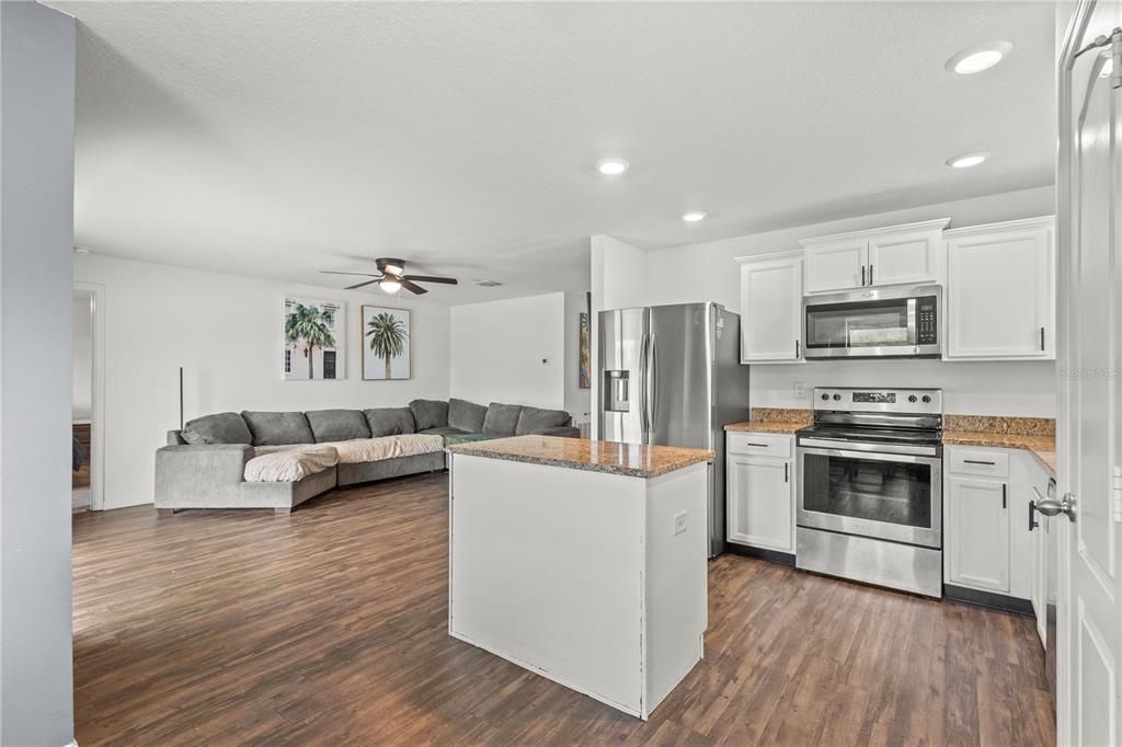 For Sale: $259,950 (3 beds, 2 baths, 1404 Square Feet)