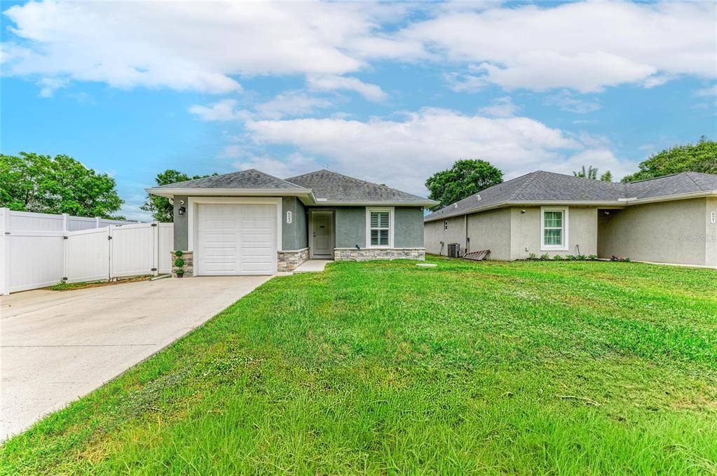 For Sale: $409,000 (2 beds, 2 baths, 1201 Square Feet)