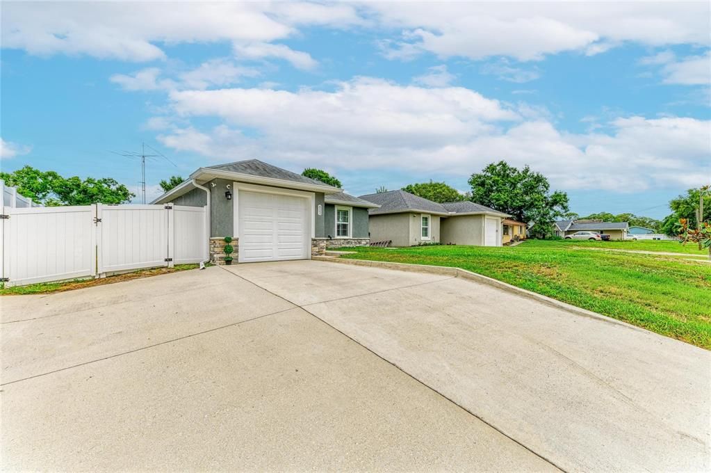 For Sale: $409,000 (2 beds, 2 baths, 1201 Square Feet)