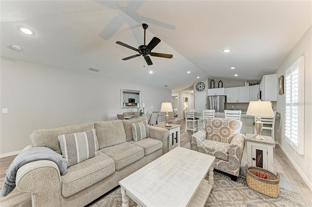 For Sale: $409,000 (2 beds, 2 baths, 1201 Square Feet)