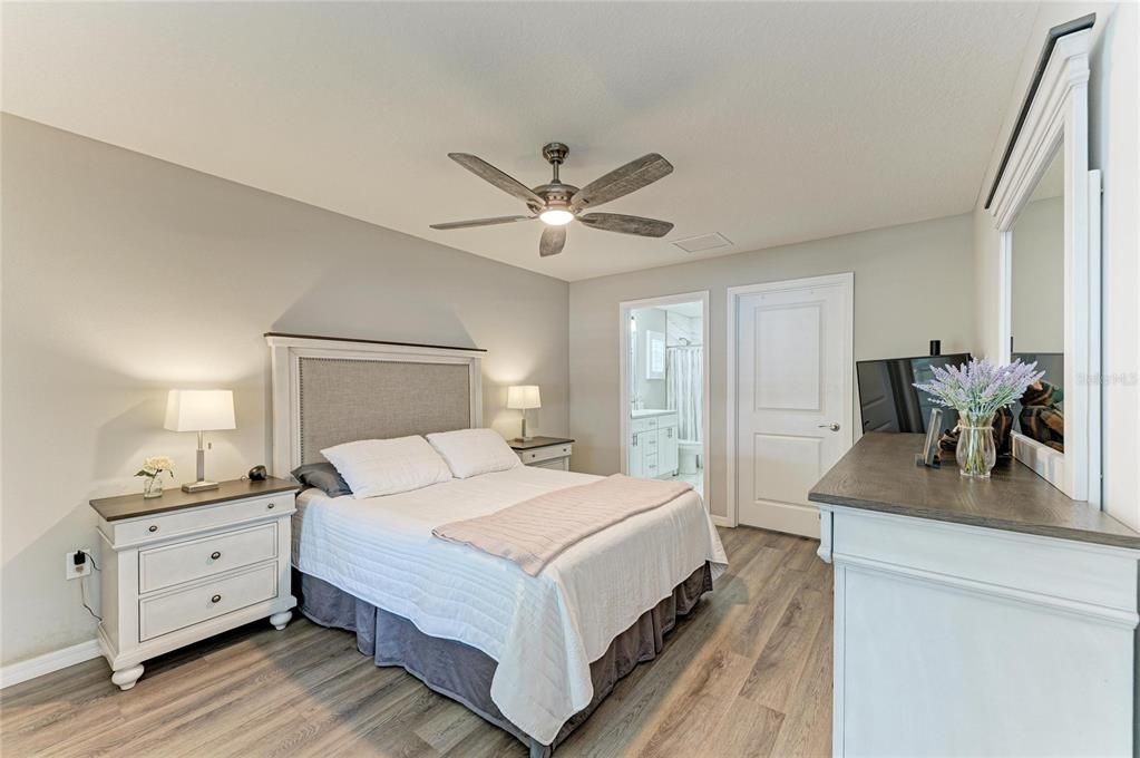 For Sale: $409,000 (2 beds, 2 baths, 1201 Square Feet)