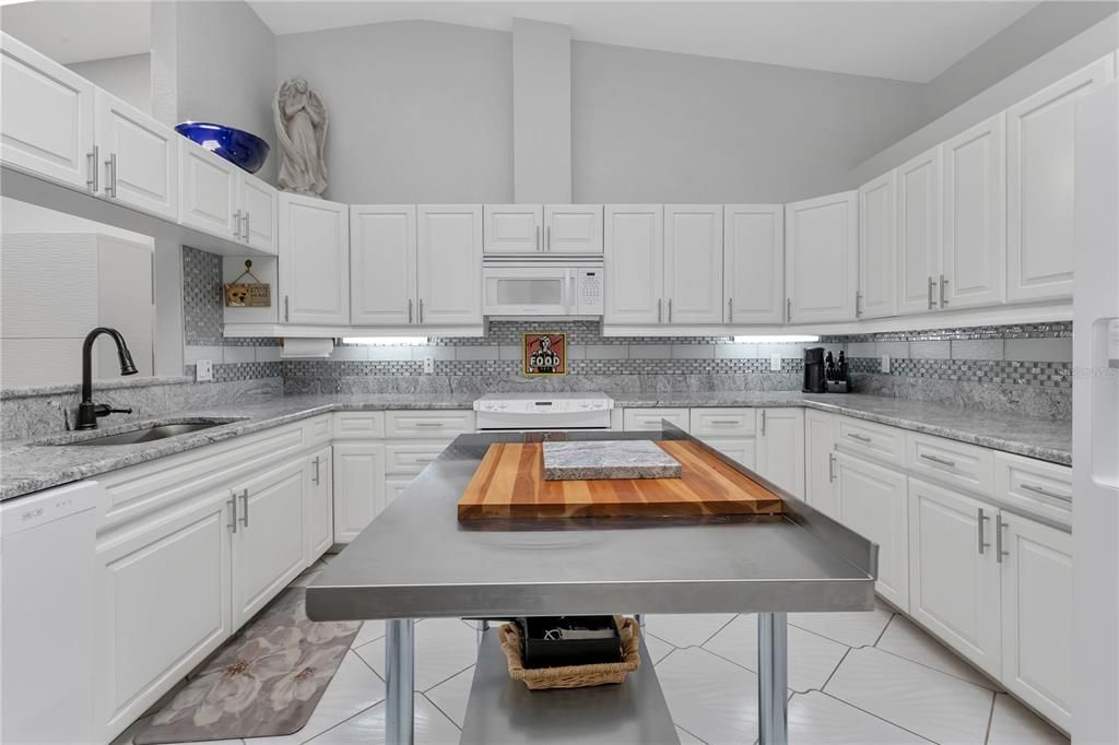 For Sale: $325,000 (3 beds, 2 baths, 2582 Square Feet)