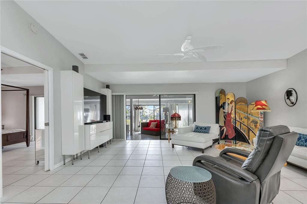 For Sale: $325,000 (3 beds, 2 baths, 2582 Square Feet)