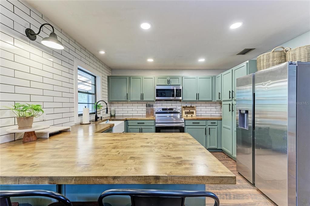 For Sale: $405,000 (3 beds, 2 baths, 1656 Square Feet)