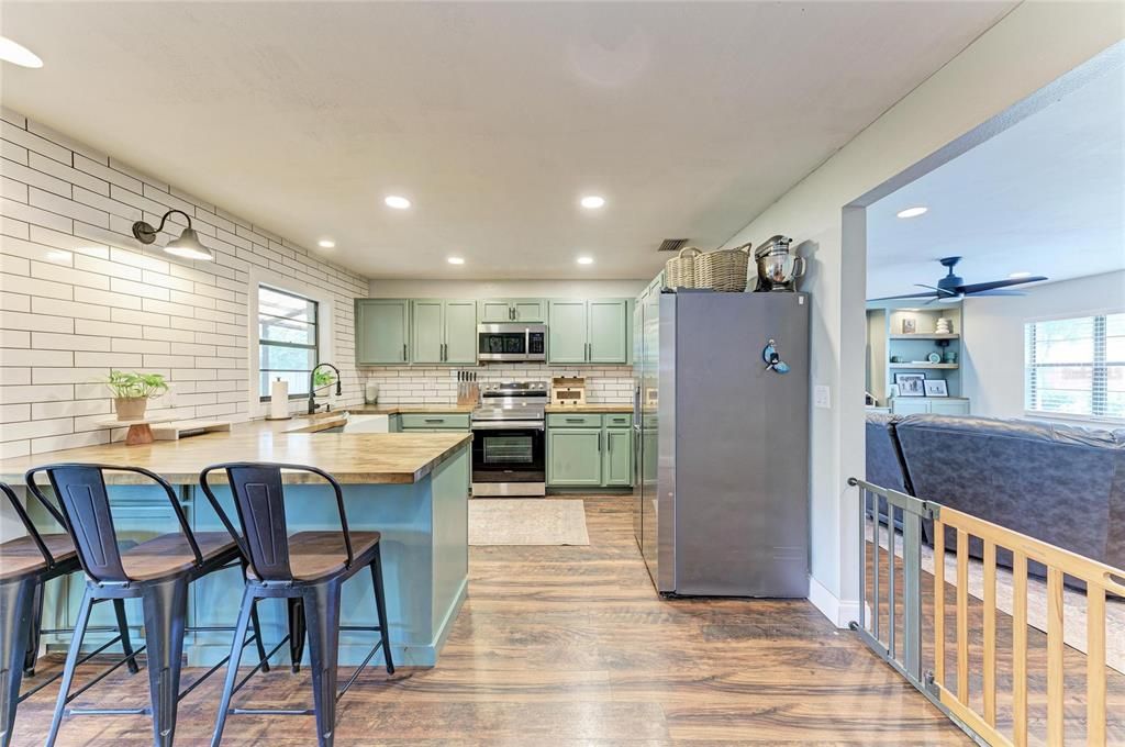 For Sale: $405,000 (3 beds, 2 baths, 1656 Square Feet)
