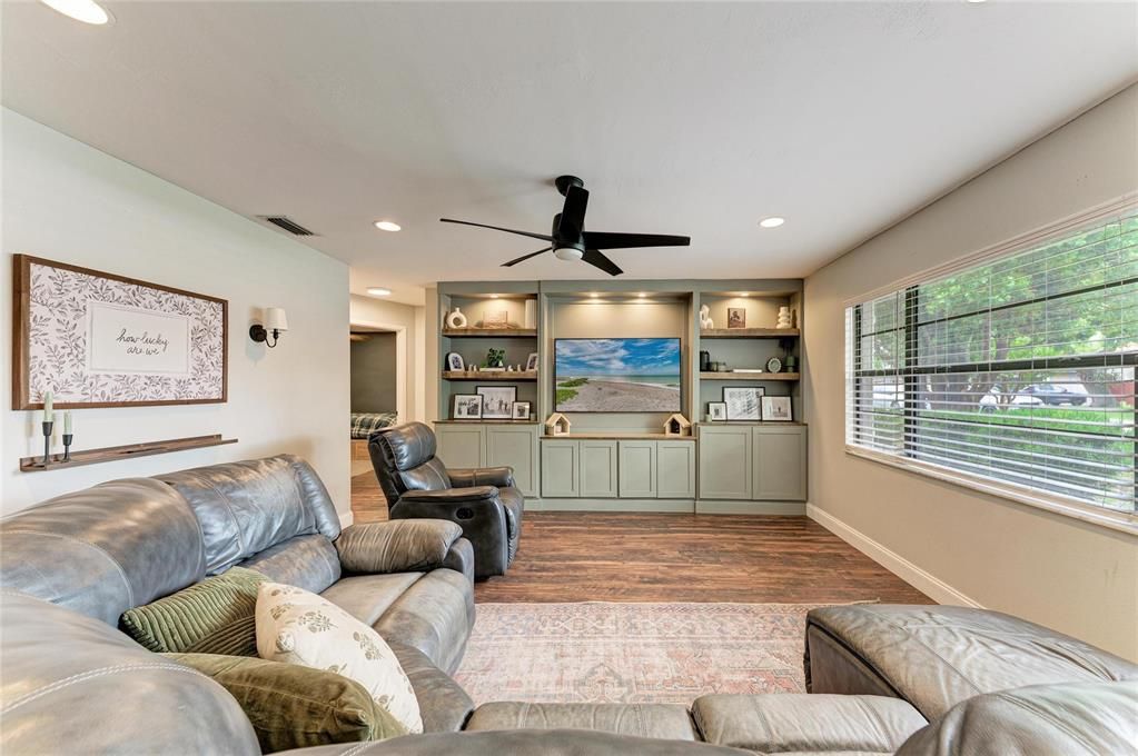 For Sale: $405,000 (3 beds, 2 baths, 1656 Square Feet)