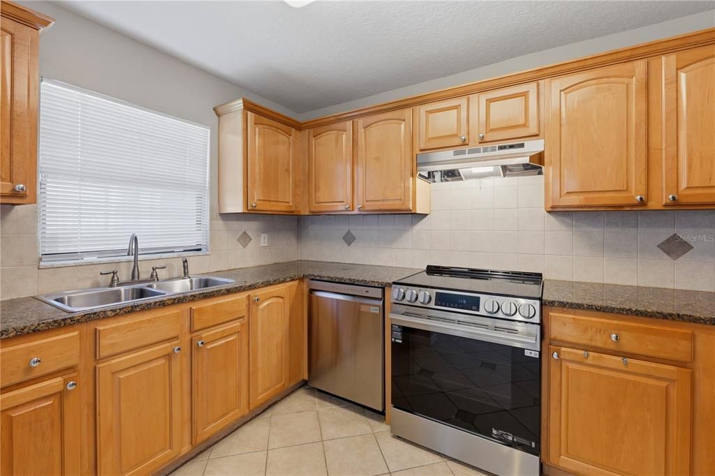 For Sale: $270,000 (2 beds, 2 baths, 1114 Square Feet)
