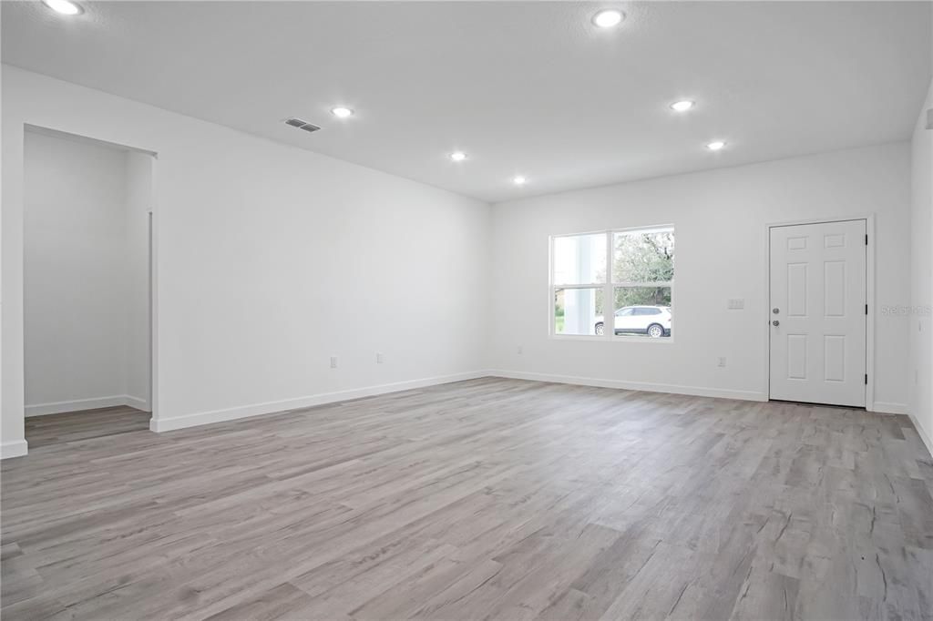 For Rent: $1,999 (4 beds, 2 baths, 1706 Square Feet)