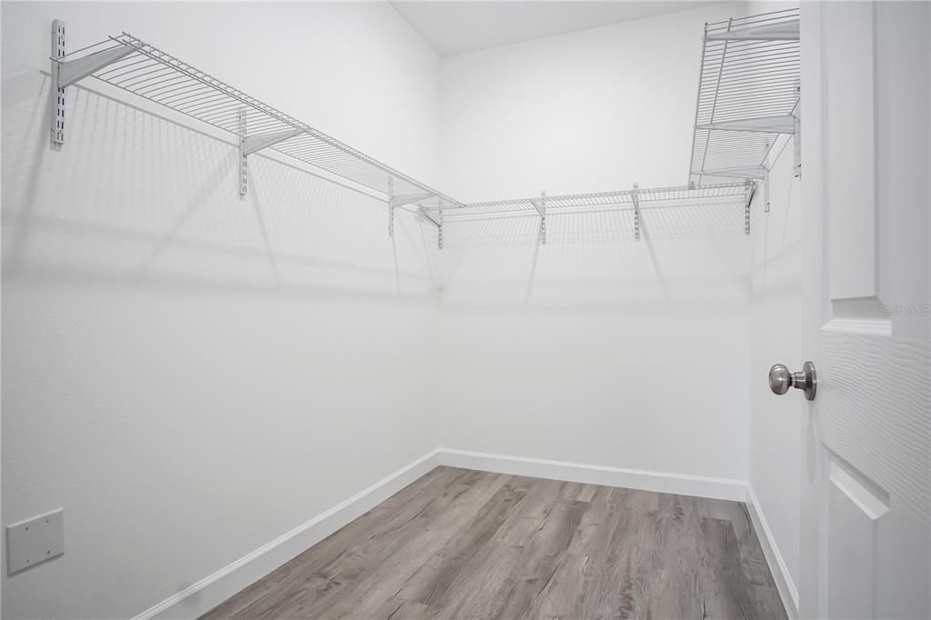 For Rent: $1,999 (4 beds, 2 baths, 1706 Square Feet)