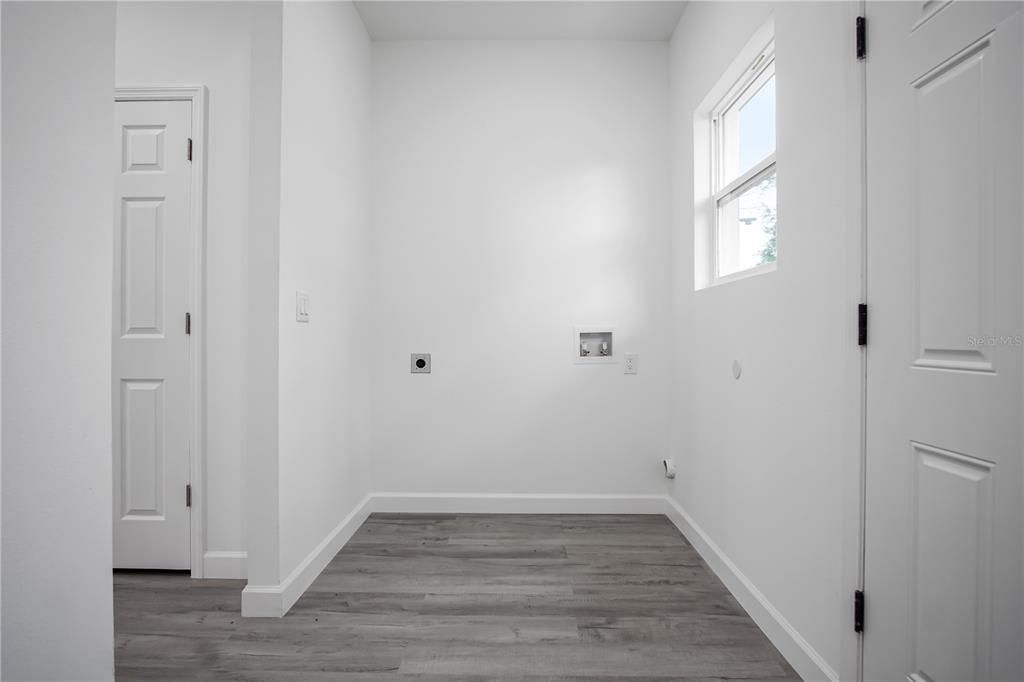 For Rent: $1,999 (4 beds, 2 baths, 1706 Square Feet)