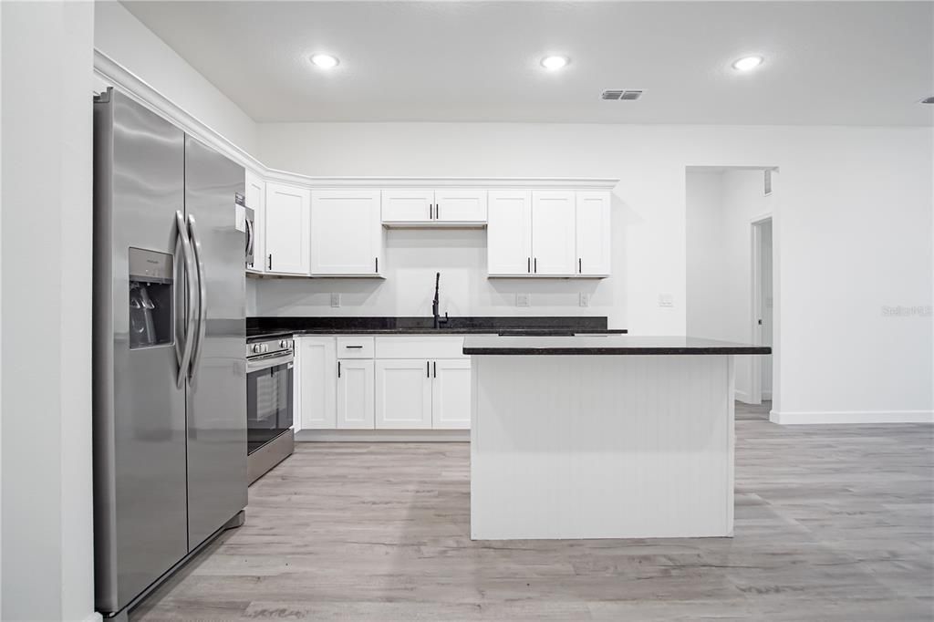 For Rent: $1,999 (4 beds, 2 baths, 1706 Square Feet)