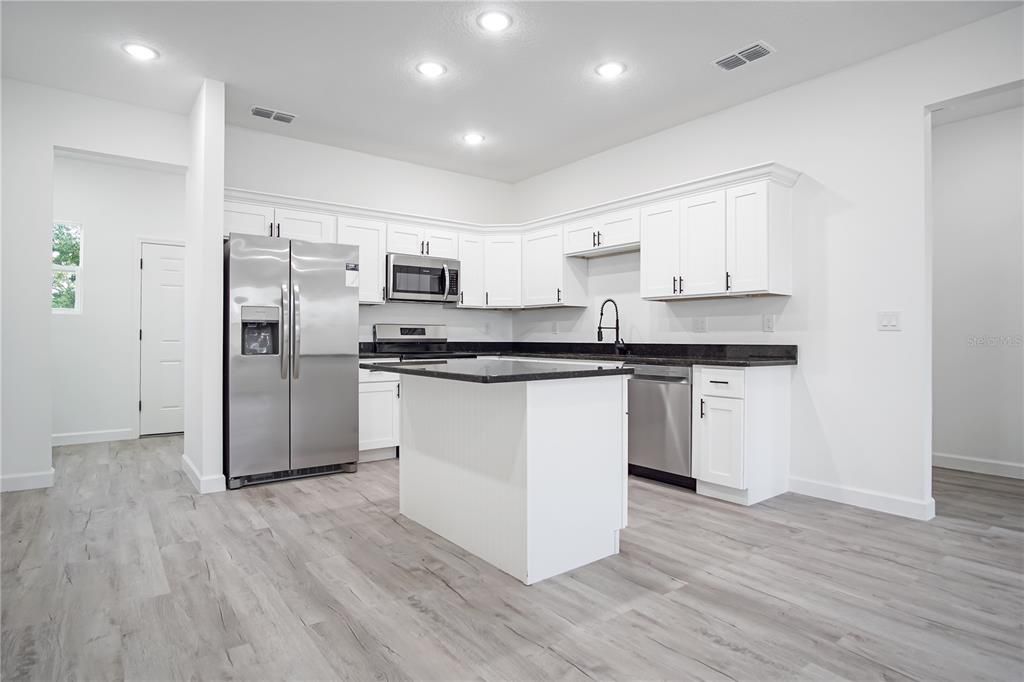For Rent: $1,999 (4 beds, 2 baths, 1706 Square Feet)