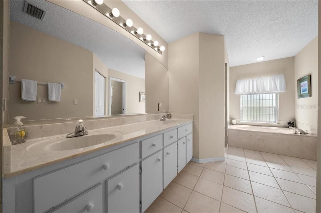 待售: $299,900 (3 贝兹, 2 浴室, 2030 平方英尺)