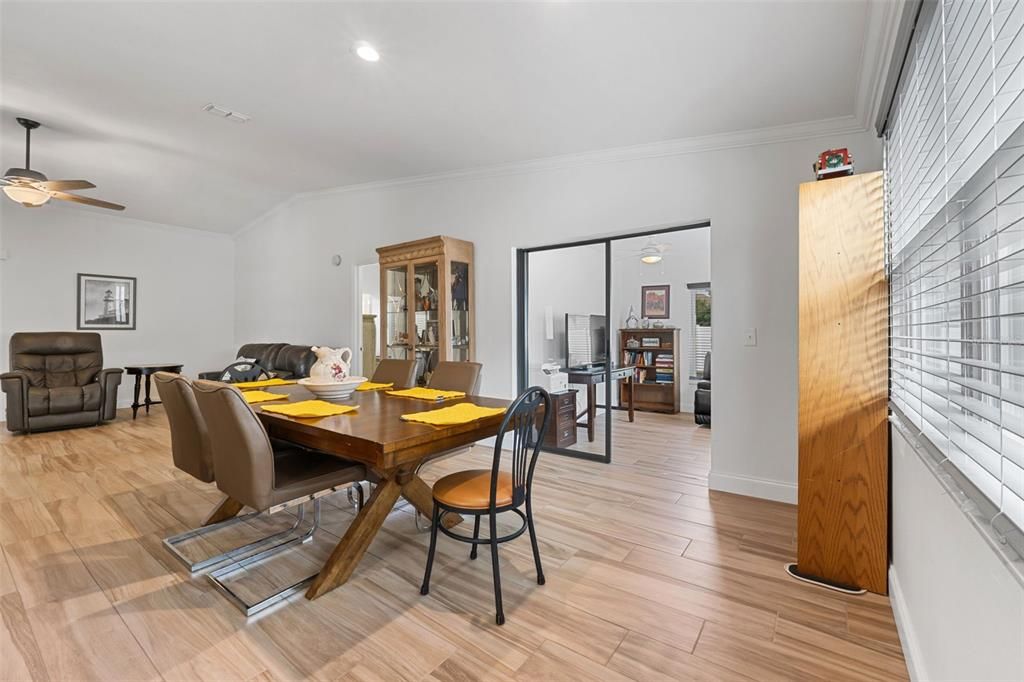 На продажу: $289,900 (2 спален, 2 ванн, 1637 Квадратных фут)
