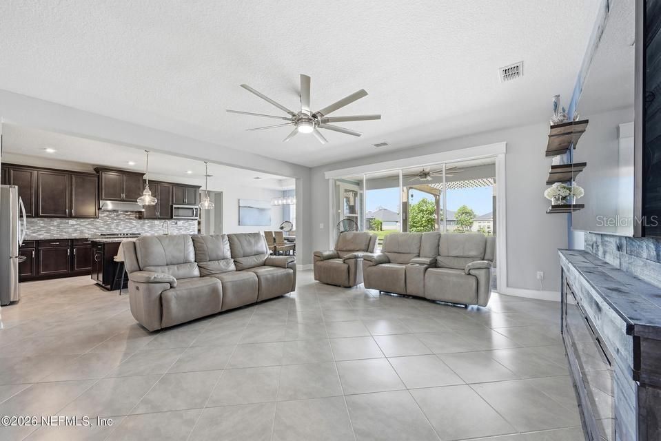 For Sale: $850,000 (5 beds, 5 baths, 3783 Square Feet)