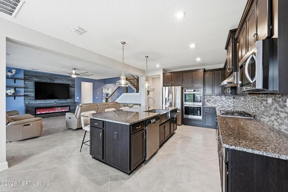 For Sale: $850,000 (5 beds, 5 baths, 3783 Square Feet)
