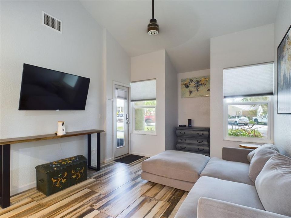 For Sale: $149,900 (1 beds, 1 baths, 666 Square Feet)