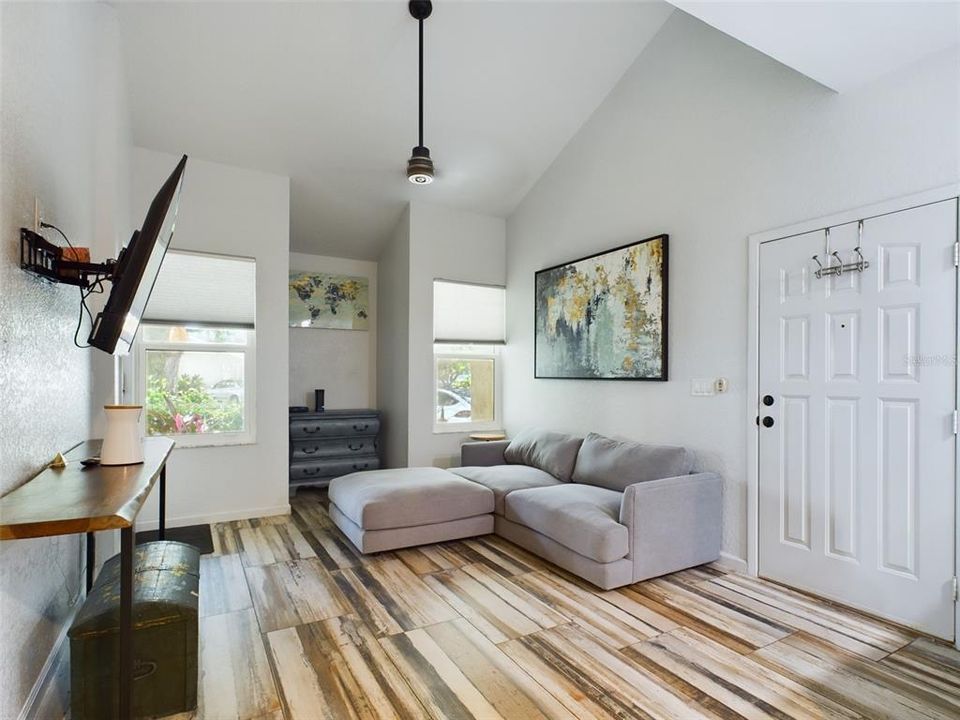 For Sale: $149,900 (1 beds, 1 baths, 666 Square Feet)