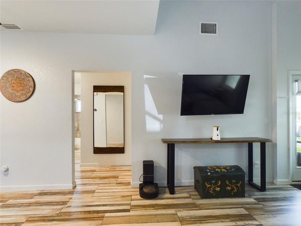 For Sale: $149,900 (1 beds, 1 baths, 666 Square Feet)