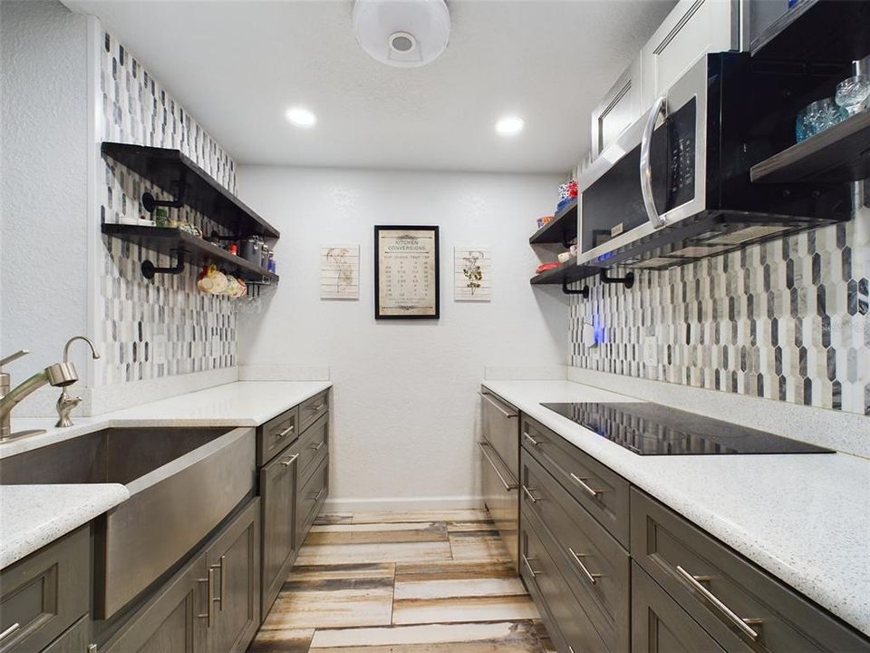 For Sale: $149,900 (1 beds, 1 baths, 666 Square Feet)