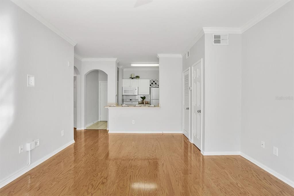 For Sale: $140,000 (1 beds, 1 baths, 660 Square Feet)