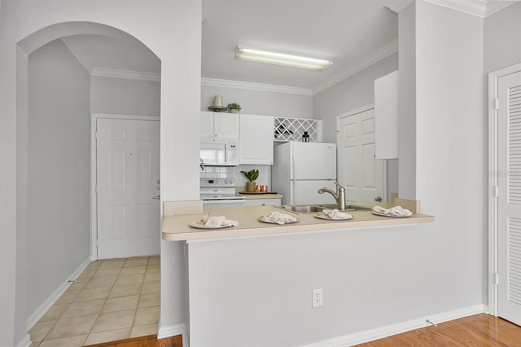 For Sale: $140,000 (1 beds, 1 baths, 660 Square Feet)