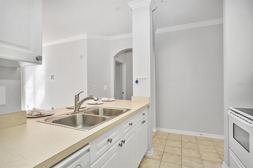 For Sale: $140,000 (1 beds, 1 baths, 660 Square Feet)