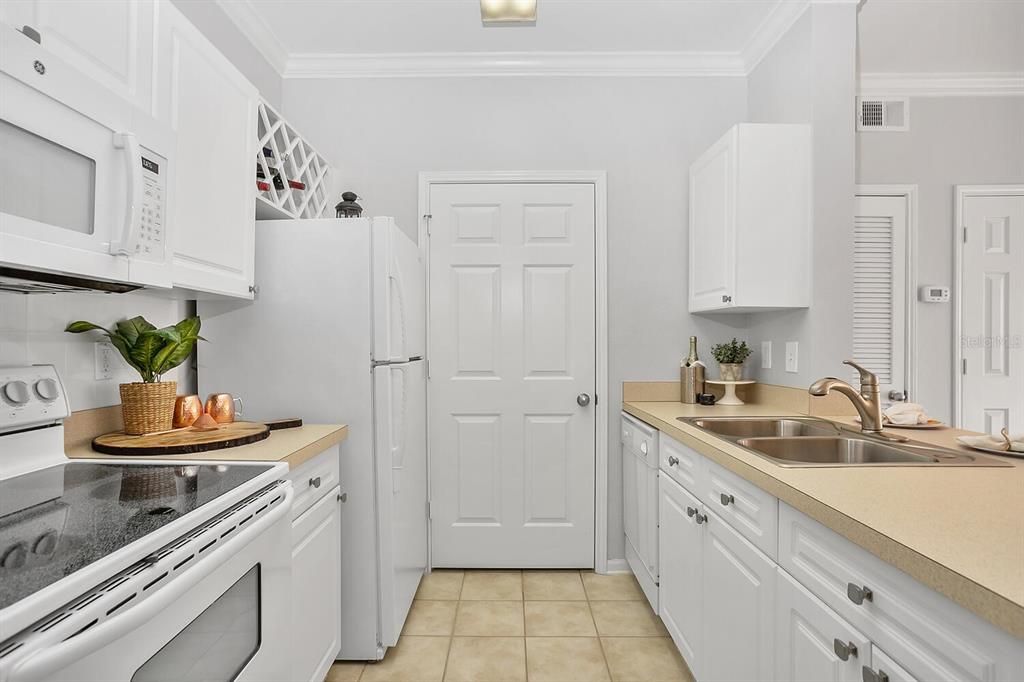 For Sale: $140,000 (1 beds, 1 baths, 660 Square Feet)
