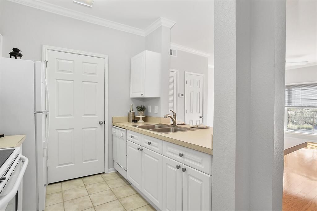 For Sale: $140,000 (1 beds, 1 baths, 660 Square Feet)
