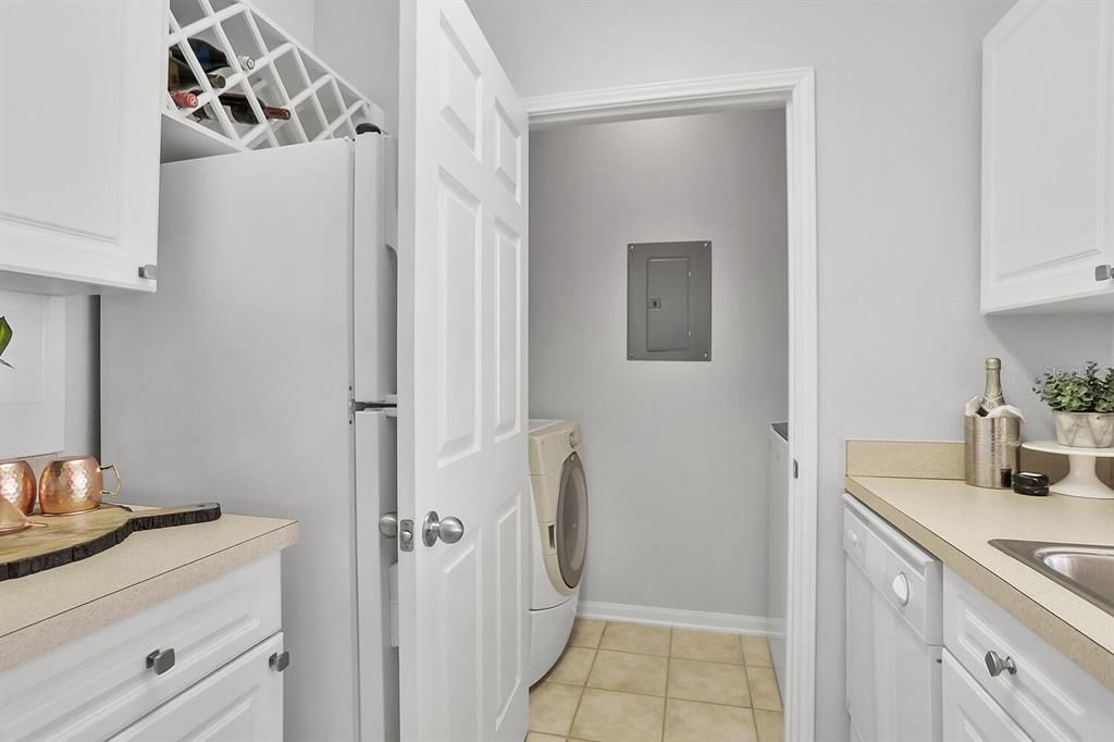 For Sale: $140,000 (1 beds, 1 baths, 660 Square Feet)