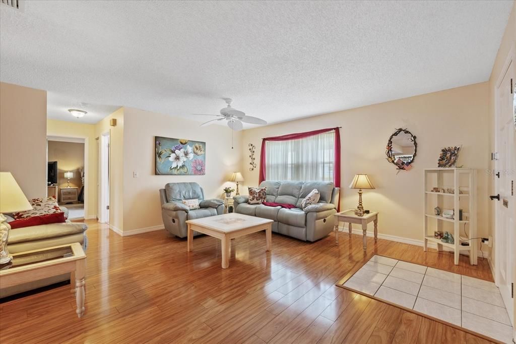 На продажу: $319,900 (2 спален, 2 ванн, 1420 Квадратных фут)
