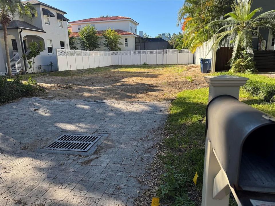 На продажу: $400,000 (0.11 acres)