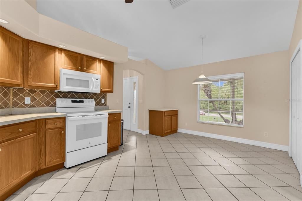 На продажу: $299,900 (3 спален, 2 ванн, 1872 Квадратных фут)