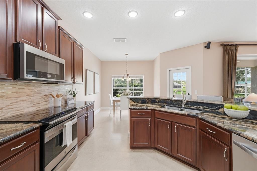 En Venta: $695,000 (3 camas, 2 baños, 1968 Pies cuadrados)