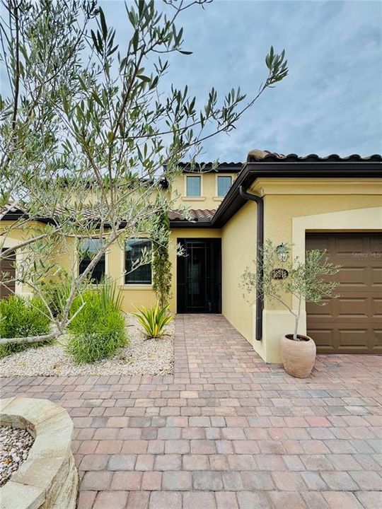 For Sale: $1,095,000 (6 beds, 4 baths, 3904 Square Feet)