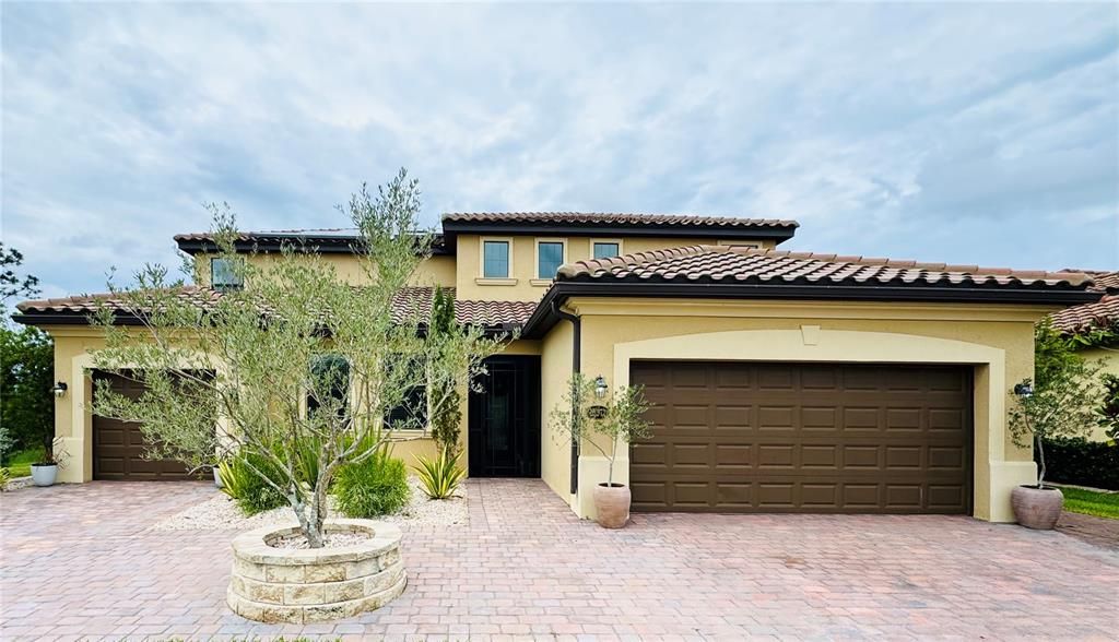 For Sale: $1,095,000 (6 beds, 4 baths, 3904 Square Feet)