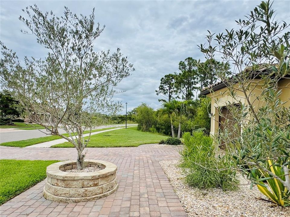 For Sale: $1,095,000 (6 beds, 4 baths, 3904 Square Feet)