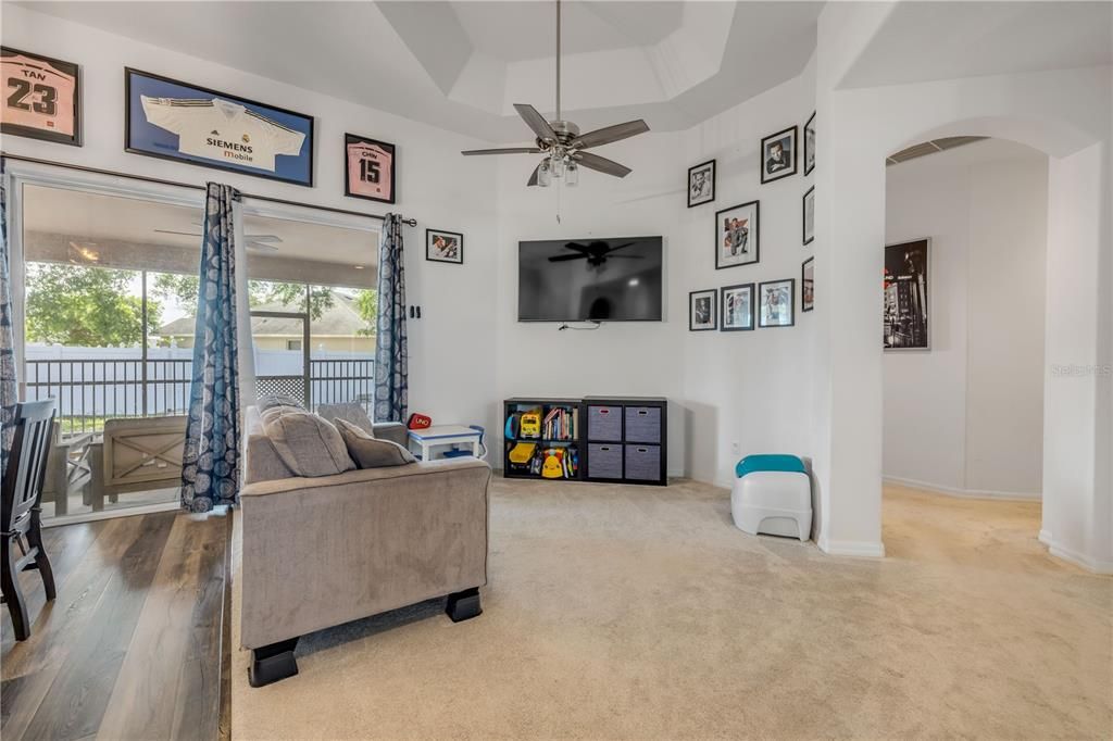 En Venta: $385,000 (4 camas, 2 baños, 2570 Pies cuadrados)