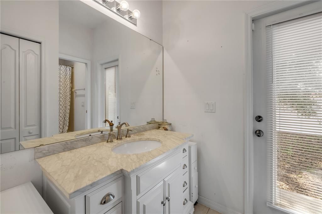 En Venta: $385,000 (4 camas, 2 baños, 2570 Pies cuadrados)