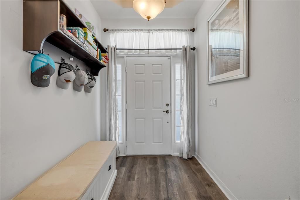 En Venta: $385,000 (4 camas, 2 baños, 2570 Pies cuadrados)