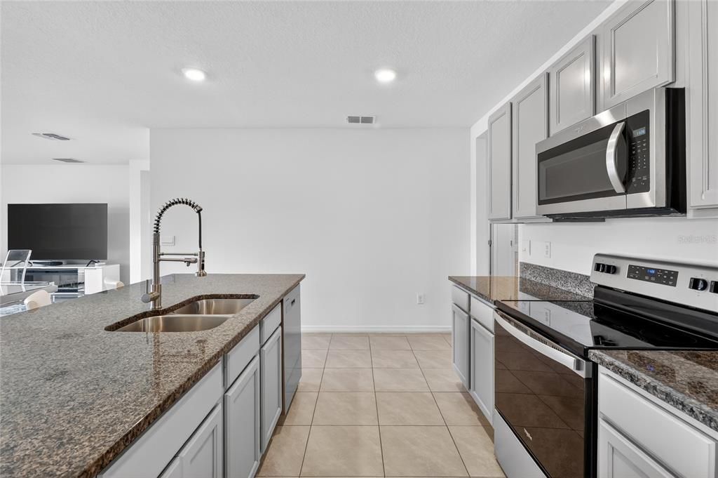 En Venta: $299,900 (4 camas, 2 baños, 1867 Pies cuadrados)