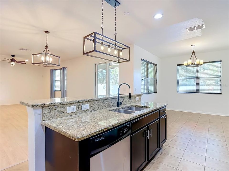 En Venta: $449,000 (4 camas, 2 baños, 2572 Pies cuadrados)