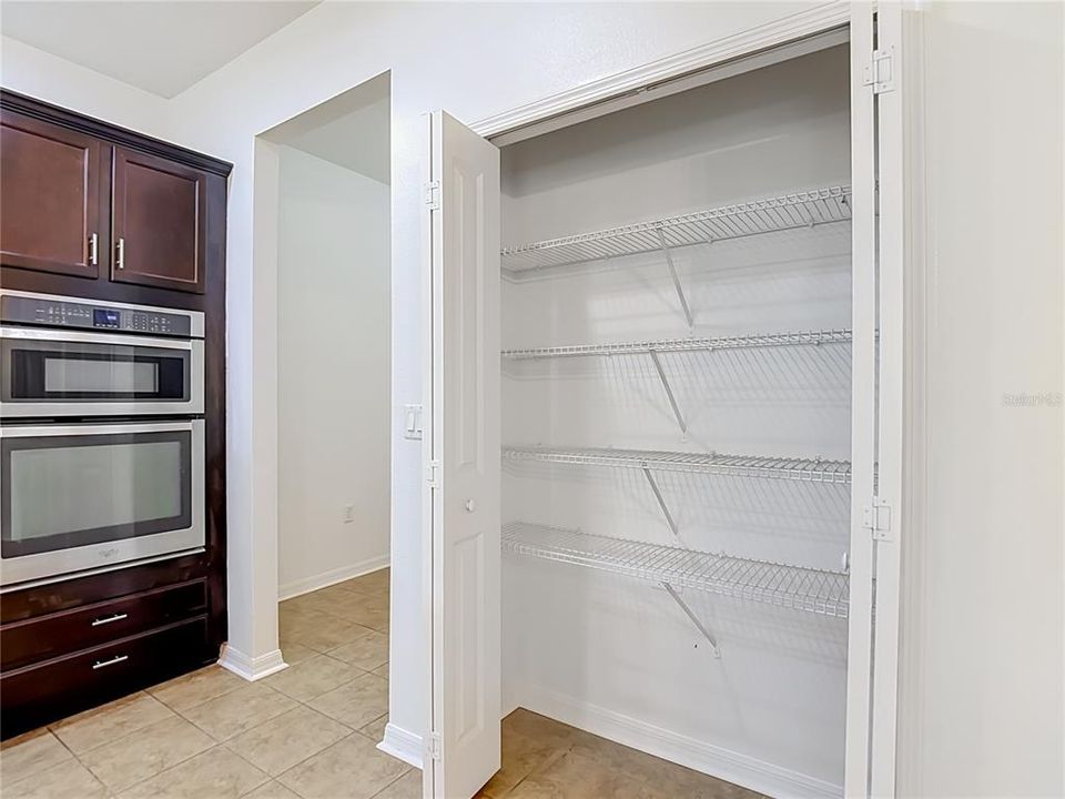 En Venta: $449,000 (4 camas, 2 baños, 2572 Pies cuadrados)