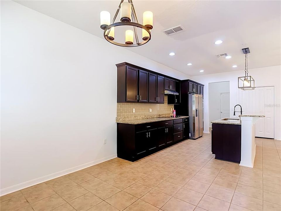 En Venta: $449,000 (4 camas, 2 baños, 2572 Pies cuadrados)