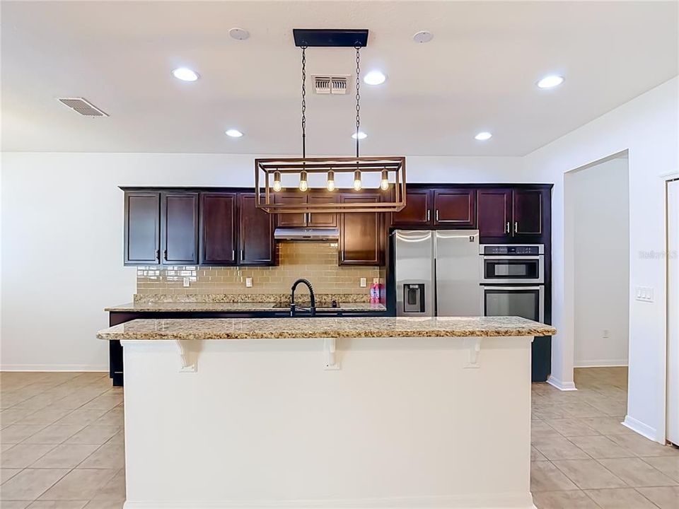 En Venta: $449,000 (4 camas, 2 baños, 2572 Pies cuadrados)